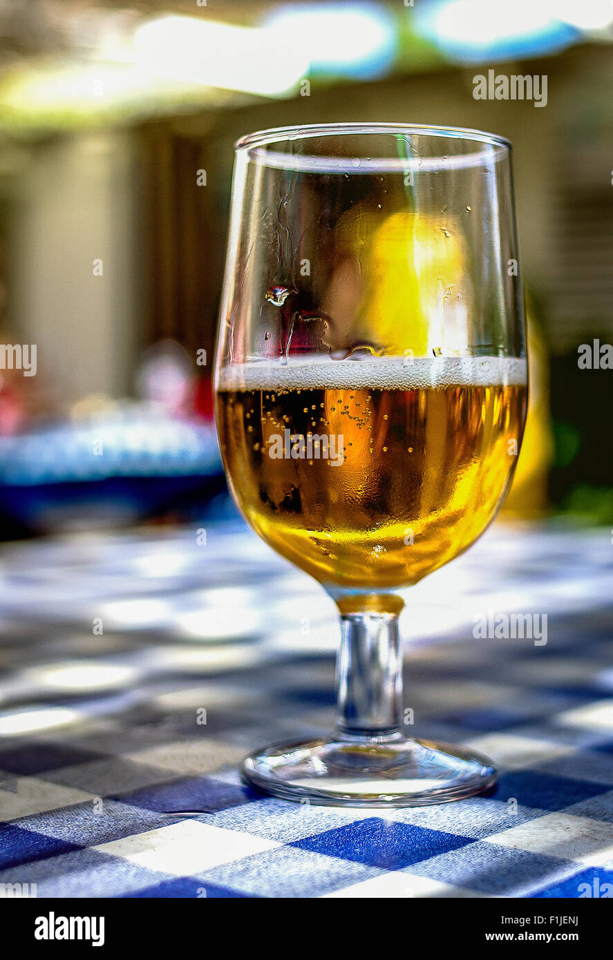 Bier an der Bar Tisch (kleine Schärfentiefe) Stockfoto