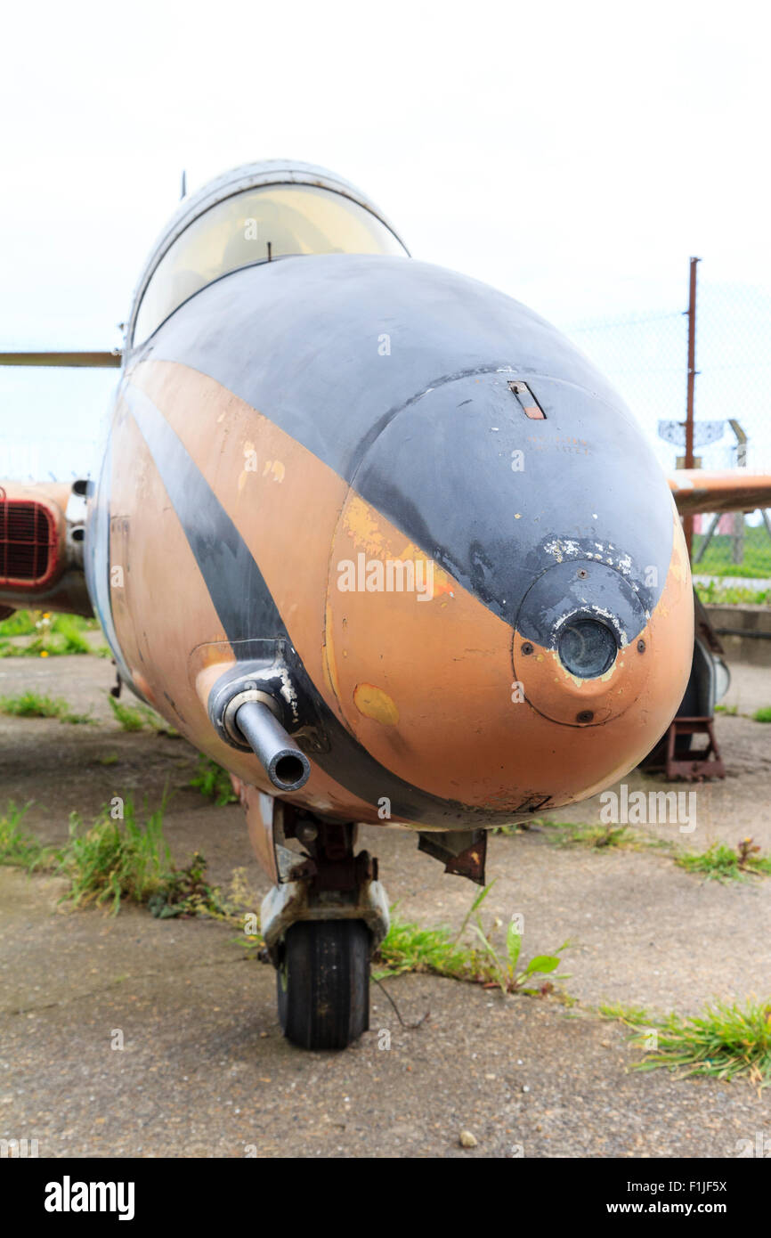 Manston airport Museum. PZL Mielec TS-11 Iskra, einem polnischen jet Trainer, auf konkrete Flughafenvorfeld in strahlendem Sonnenschein. Weitwinkel, gegenüber Nasenkonus. Stockfoto