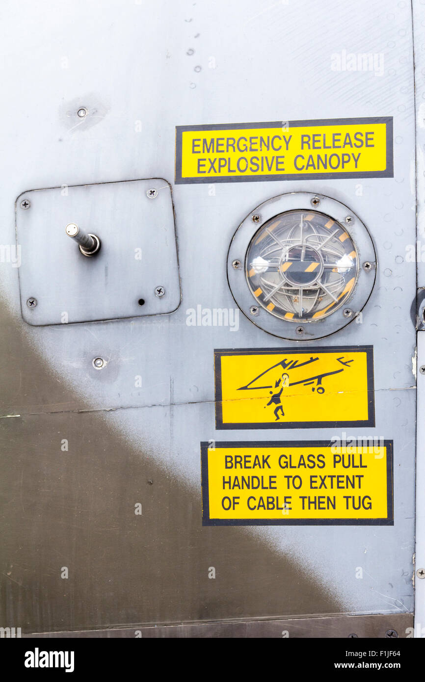 Britische GR3 Jaguar Kämpfer. Schließen Sie die gelbe Rettung Zeichen, "Emergency Release explosive Vordach' und 'Break Glass zu ziehen." Stockfoto