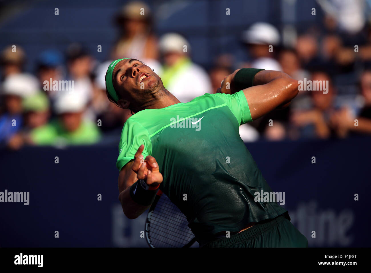 New York, USA. 02. Sep 2015. Rafael Nadal aus Spanien, die Nummer 8 Samen dient, Diego Schwartzman von Argentinien in ihrem zweiten Vorrundenspiel bei den US Open in Flushing Meadows. Bildnachweis: Adam Stoltman/Alamy Live-Nachrichten Stockfoto