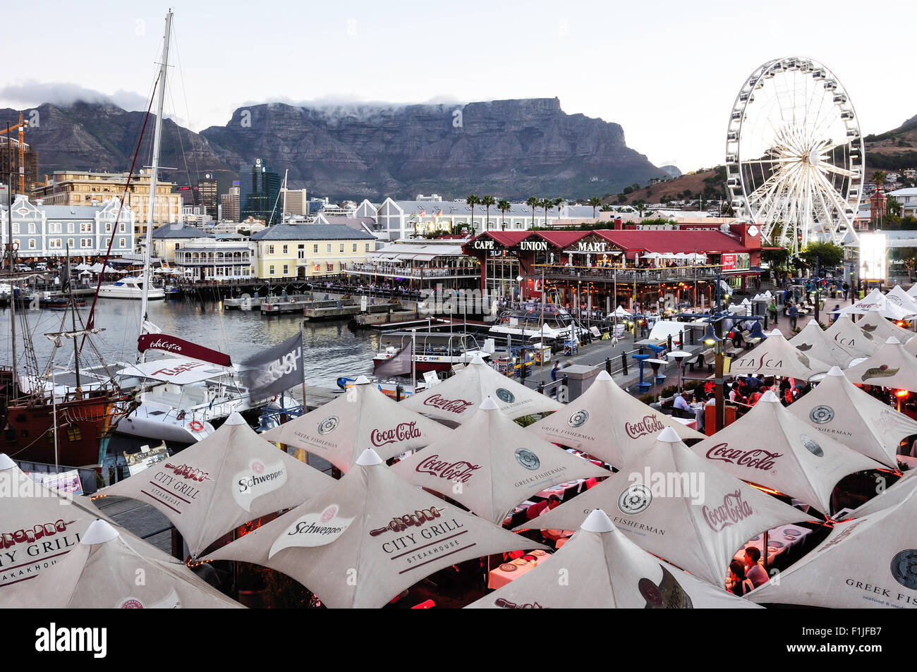 Victoria & Albert Waterfront in der Abenddämmerung, Kapstadt, Westkap, Südafrika Stockfoto