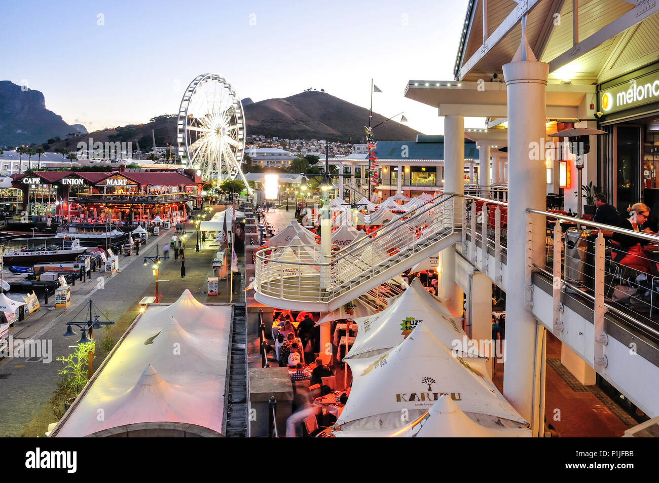 Victoria & Albert Waterfront in der Abenddämmerung, Kapstadt, Westkap, Südafrika Stockfoto