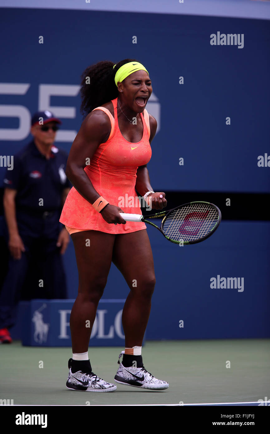 New York, USA. 02. Sep 2015. Serena Williams reagiert auf einen Schuss während ihr Match gegen Kiki Bertens der Niederlande in ihrem zweiten Vorrundenspiel bei den US Open in Flushing Meadows, New York. Bildnachweis: Adam Stoltman/Alamy Live-Nachrichten Stockfoto