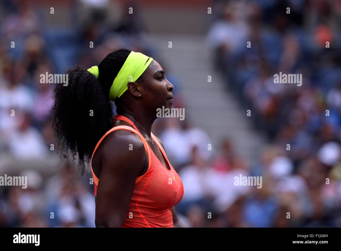 New York, USA. 02. Sep 2015. Serena Williams in ihrem Match gegen Kiki Bertens der Niederlande in ihrem zweiten Vorrundenspiel bei den US Open in Flushing Meadows, New York. Bildnachweis: Adam Stoltman/Alamy Live-Nachrichten Stockfoto