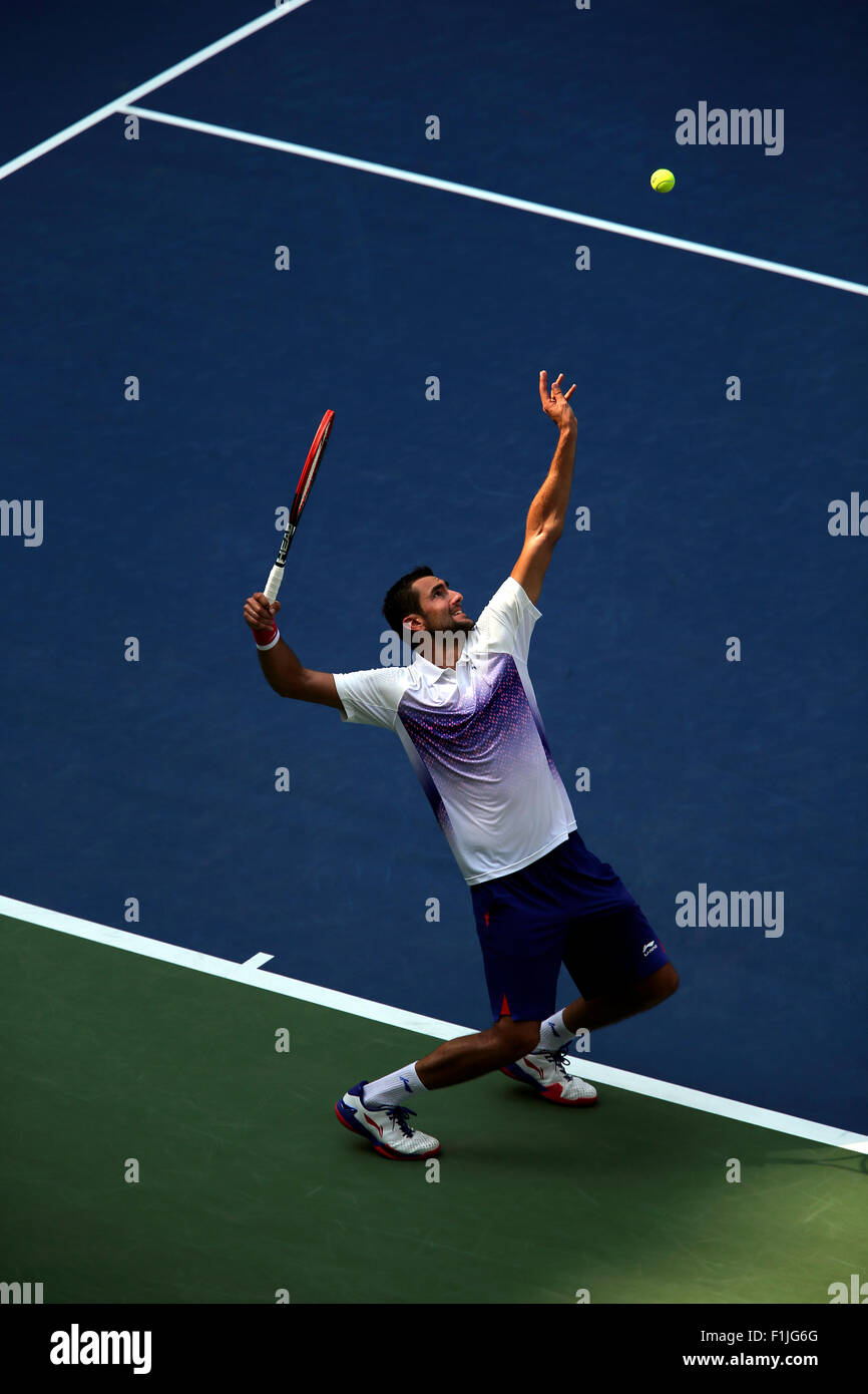 New York, USA. 02 Sep, 2015. Marin Cilic aus Kroatien, die Zahl 9 Samen und Titelverteidiger in Aktion gegen Evegeny Donskoi der Russischen während der zweiten Runde der US Open in Flushing Meadows, New York. Quelle: Adam Stoltman/Alamy leben Nachrichten Stockfoto