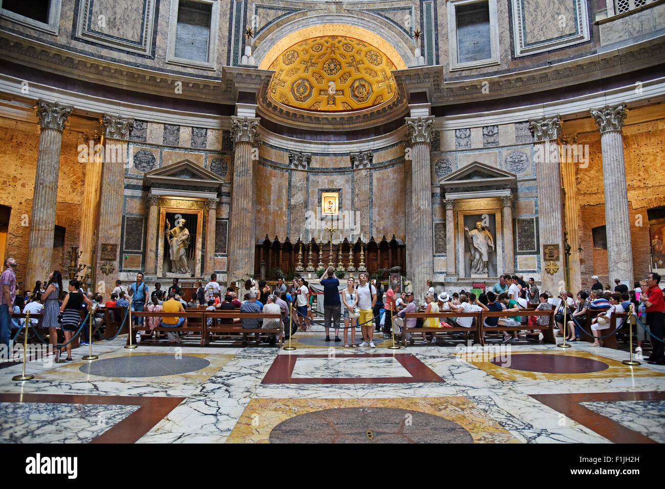 Touristen im Pantheon, Kirche, Rom, Latium, Italien Stockfoto