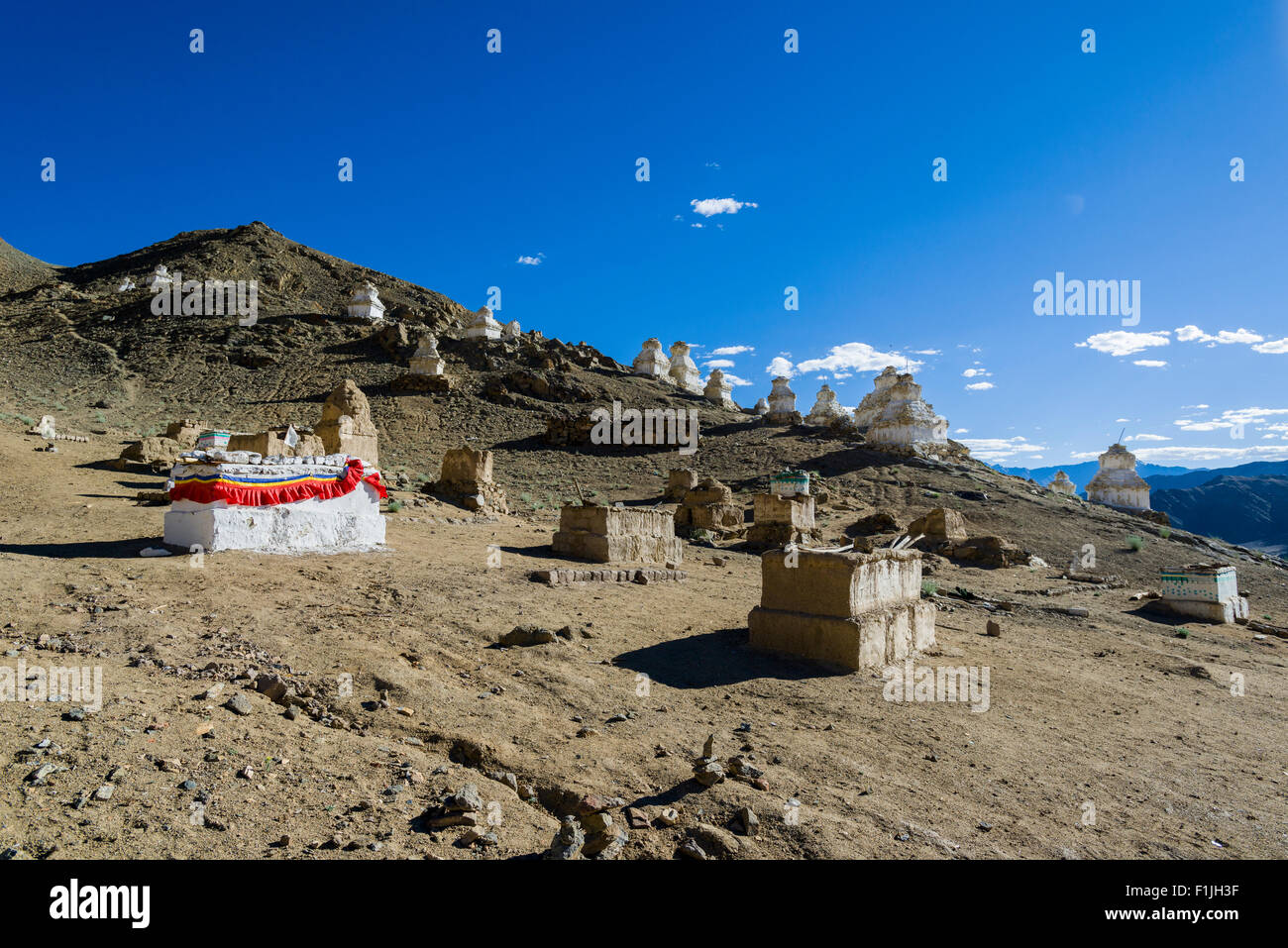Buddhistischer Friedhof mit Gräbern und Chörten über den alten Teil der Stadt, Leh, Jammu und Kaschmir, Indien Stockfoto