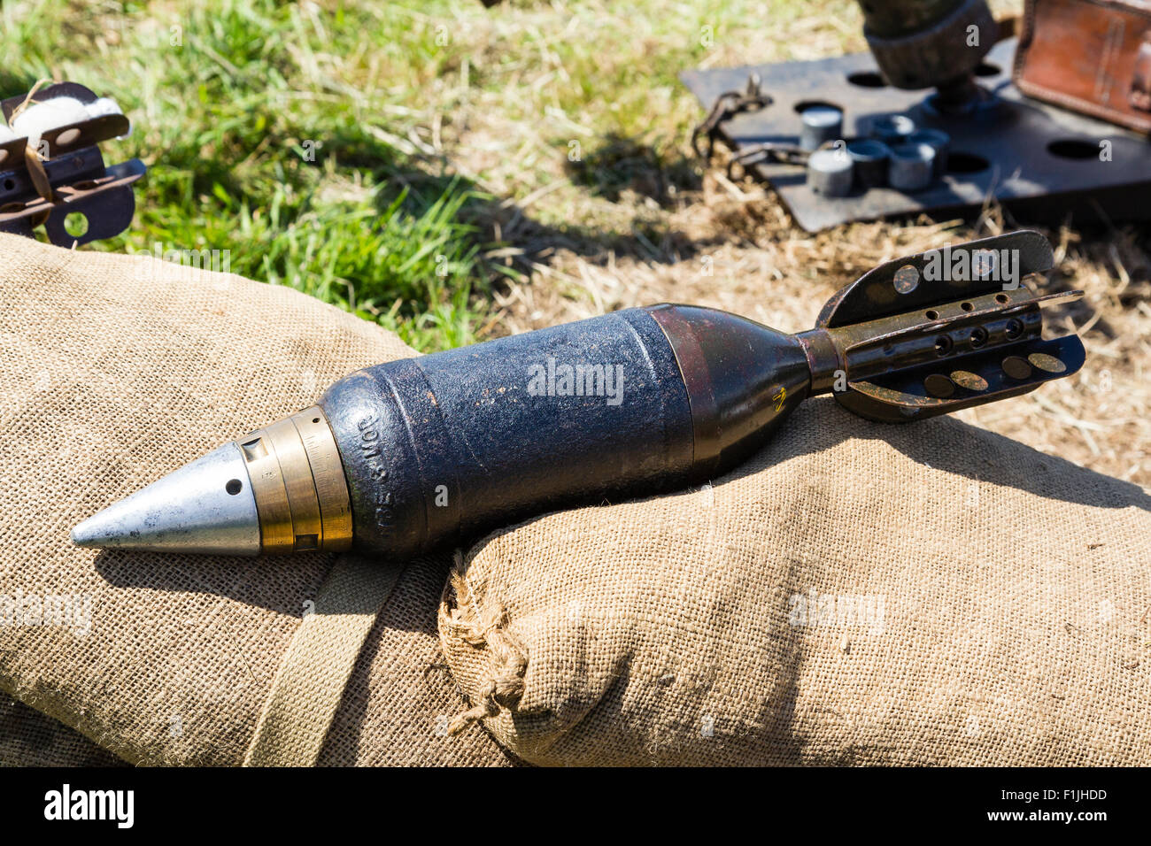 Zweiten Weltkrieg Reenactment. Britische zweiten Weltkrieg 3 Zoll Mörser Bombe, Mark 2, Verlegung auf Sandsäcke. Stockfoto