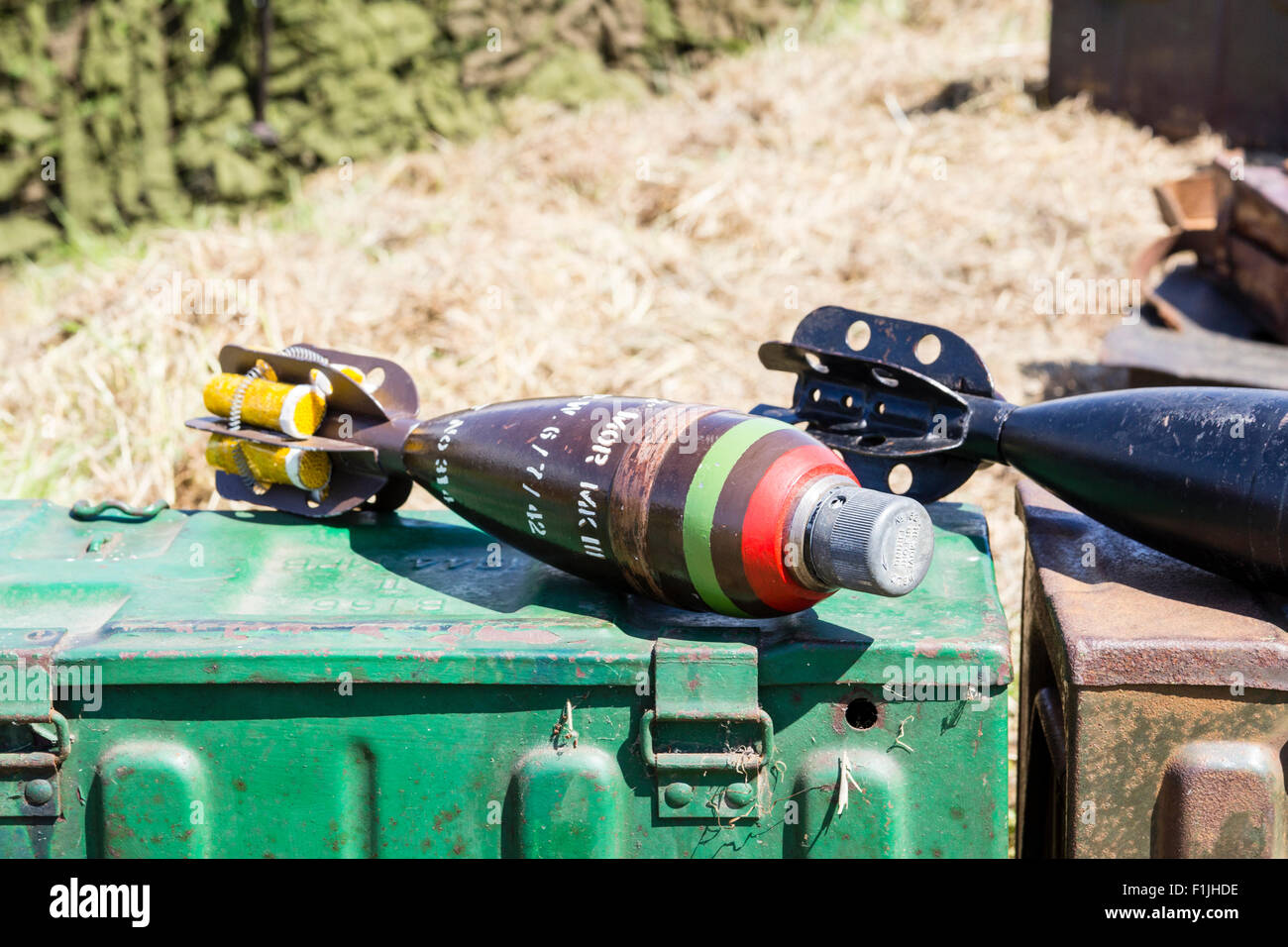 Britische Zweiten Weltkrieg 3 Zoll rauch Mörtel Bombe, Mark 2, Festlegung. Rot, Grün und Braun Markierungen an der Seite des mörtelgranate die Art zu spenden. Stockfoto