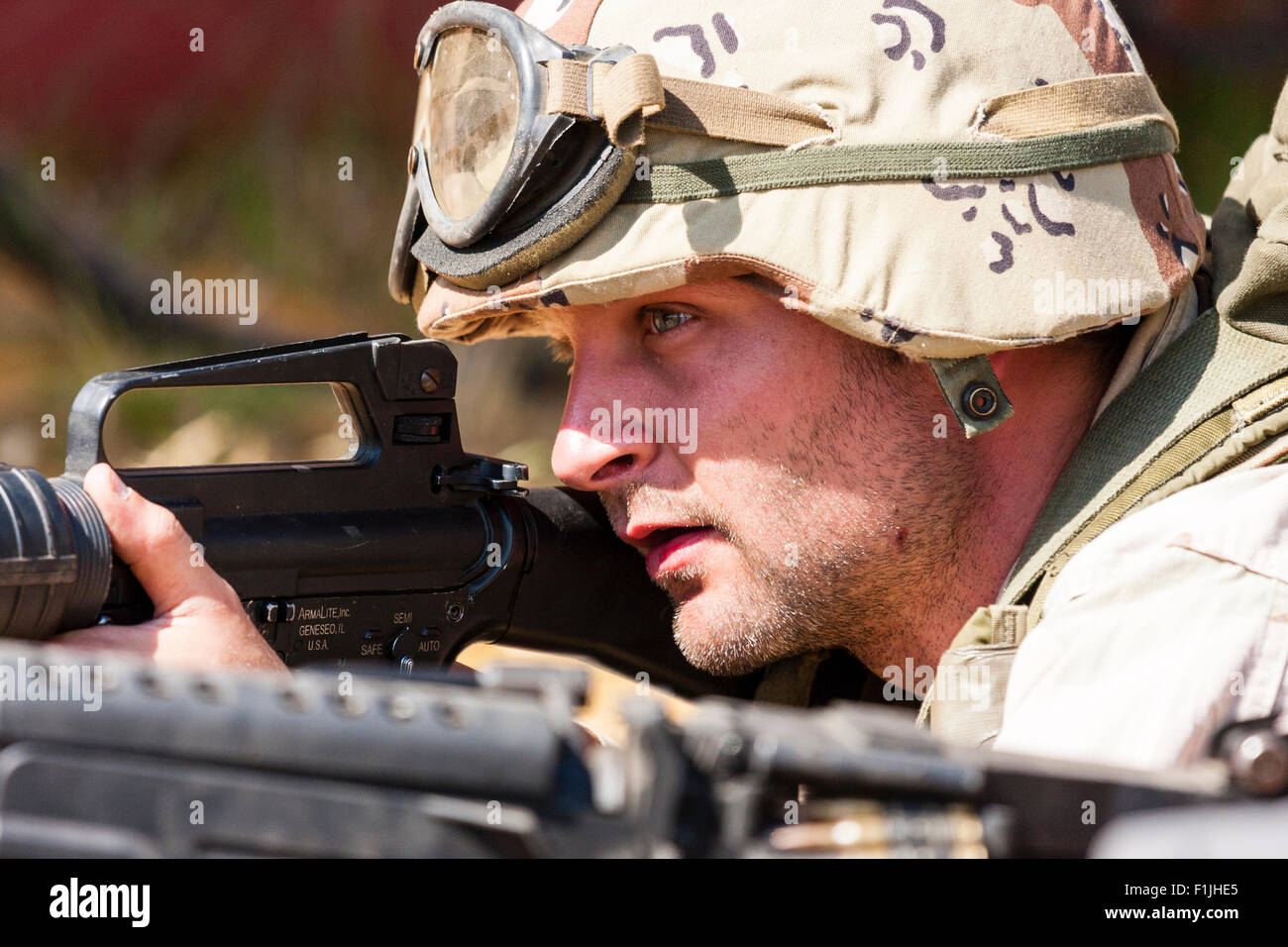 Amerikanische Armee, Black Hawk Re-enactment, Krieg und Frieden zeigen. In der Nähe von Soldaten zur Festlegung, mit dem Ziel, Waffe. Von der Seite. Desert camouflage Stockfoto