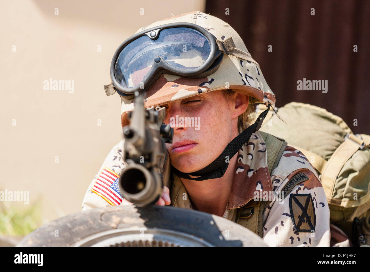 Amerikanische Armee, Black Hawk Re-enactment, Krieg und Frieden zeigen. Frau Soldat zur Festlegung, die Pistole direkt auf Viewer. Fokus auf Gesicht der Frau. Stockfoto