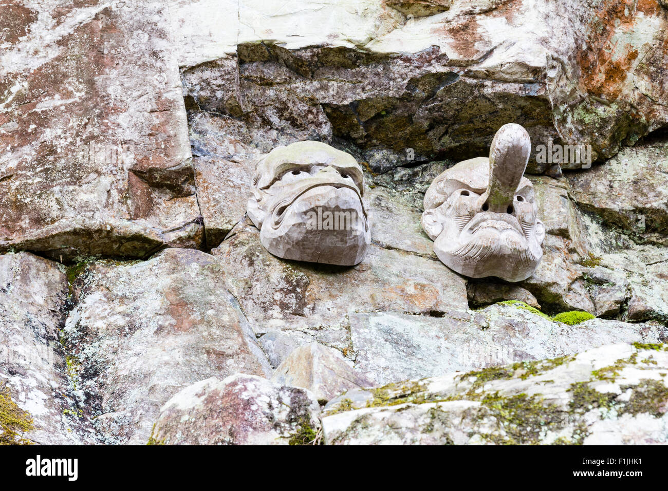 Mountain Top Kompira-san Tempel, Kotochira, Japan. Antike Steinmetzarbeiten von tengu am Kliff. Kami, Gott, oder yokai, übernatürliche Wesen angesehen. Stockfoto