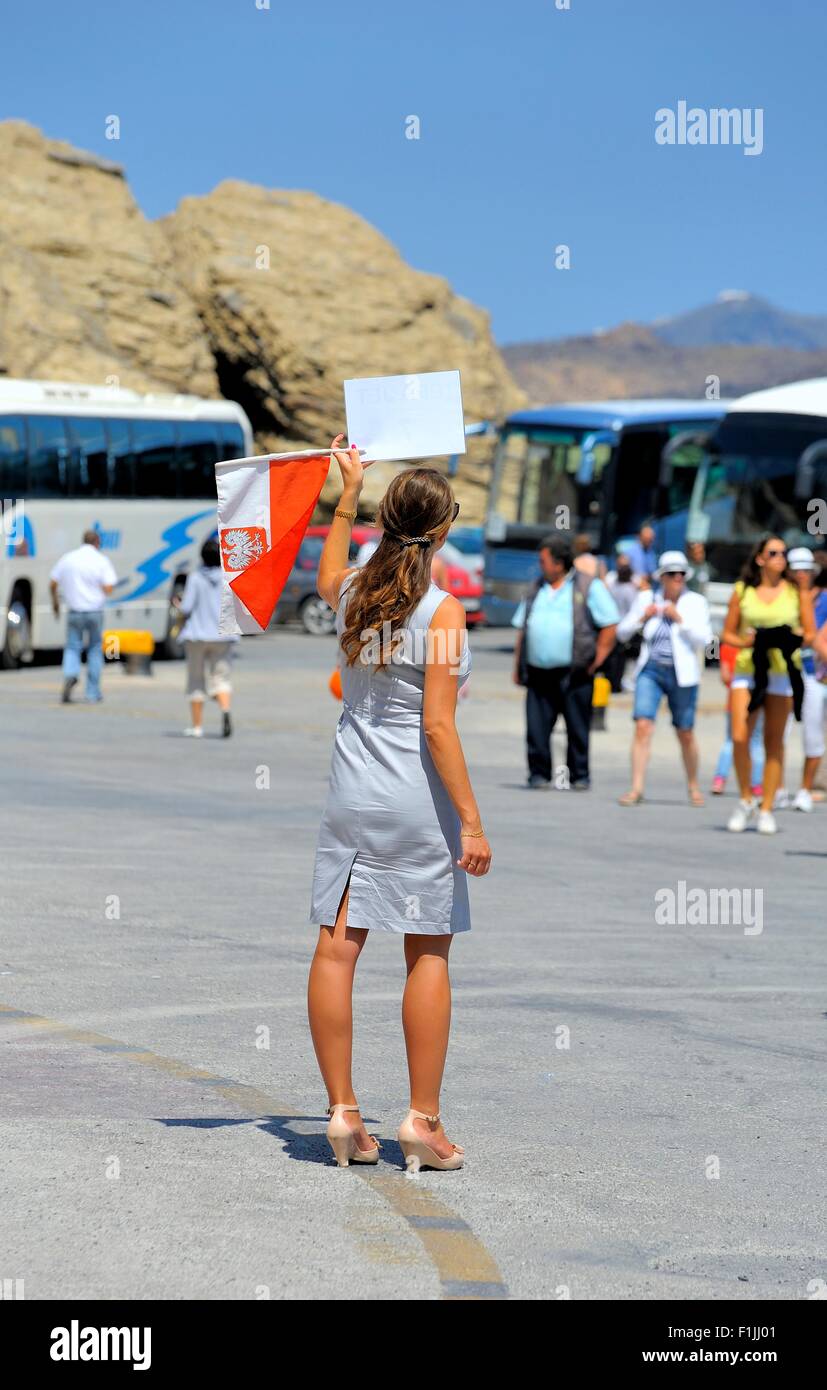 Tages Reise Tour Rep hochhalten Tour Reise Zahlen für Passagiere Eintreffen im Hafen Ormos Athinios Santorini Stockfoto