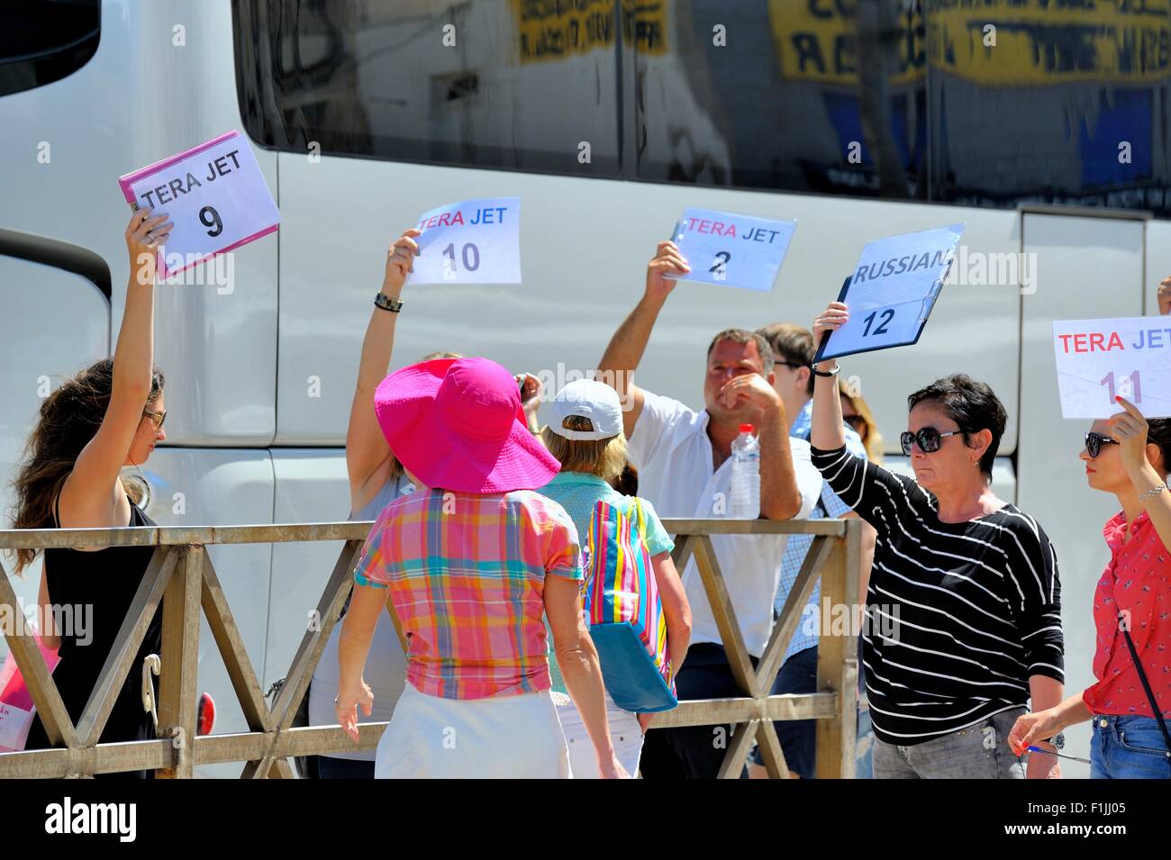 Tages Reise Reiseleiter hält Tour Reise Zahlen für Passagiere Eintreffen im Hafen Ormos Athinios Santorini Stockfoto