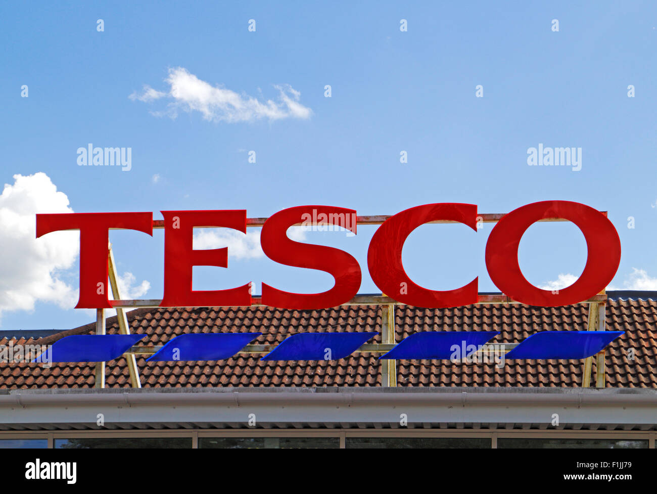 Ein Tesco-Logo auf einem Supermarkt-Dach. Stockfoto