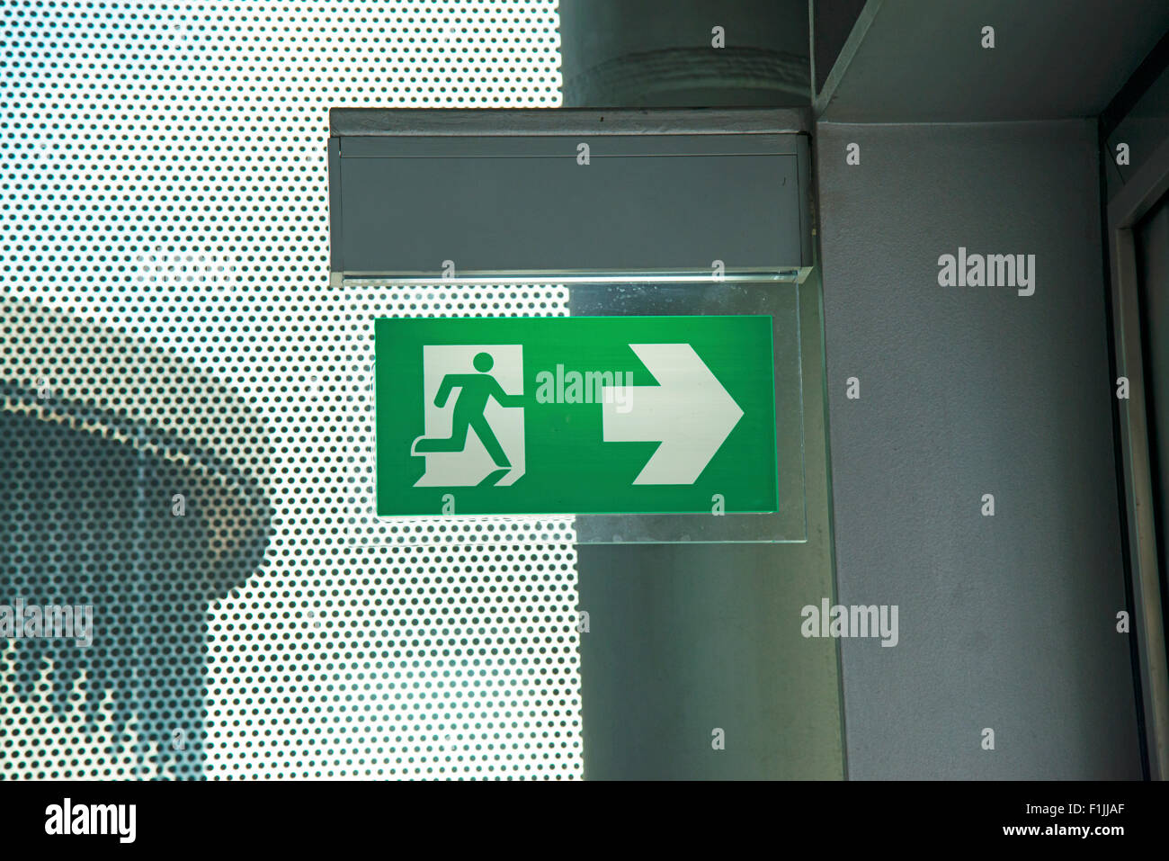 Evakuierung Zeichen im internationalen Flughafen Stockfoto