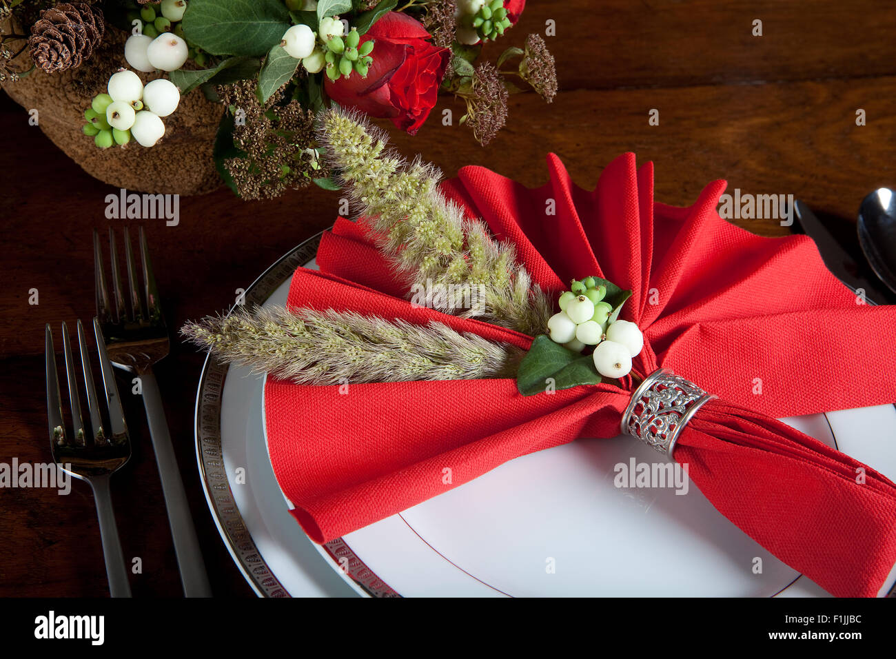 Festliche rote dekorierten Serviette mit reich verzierten Sterling Silber Serviettenring Stockfoto