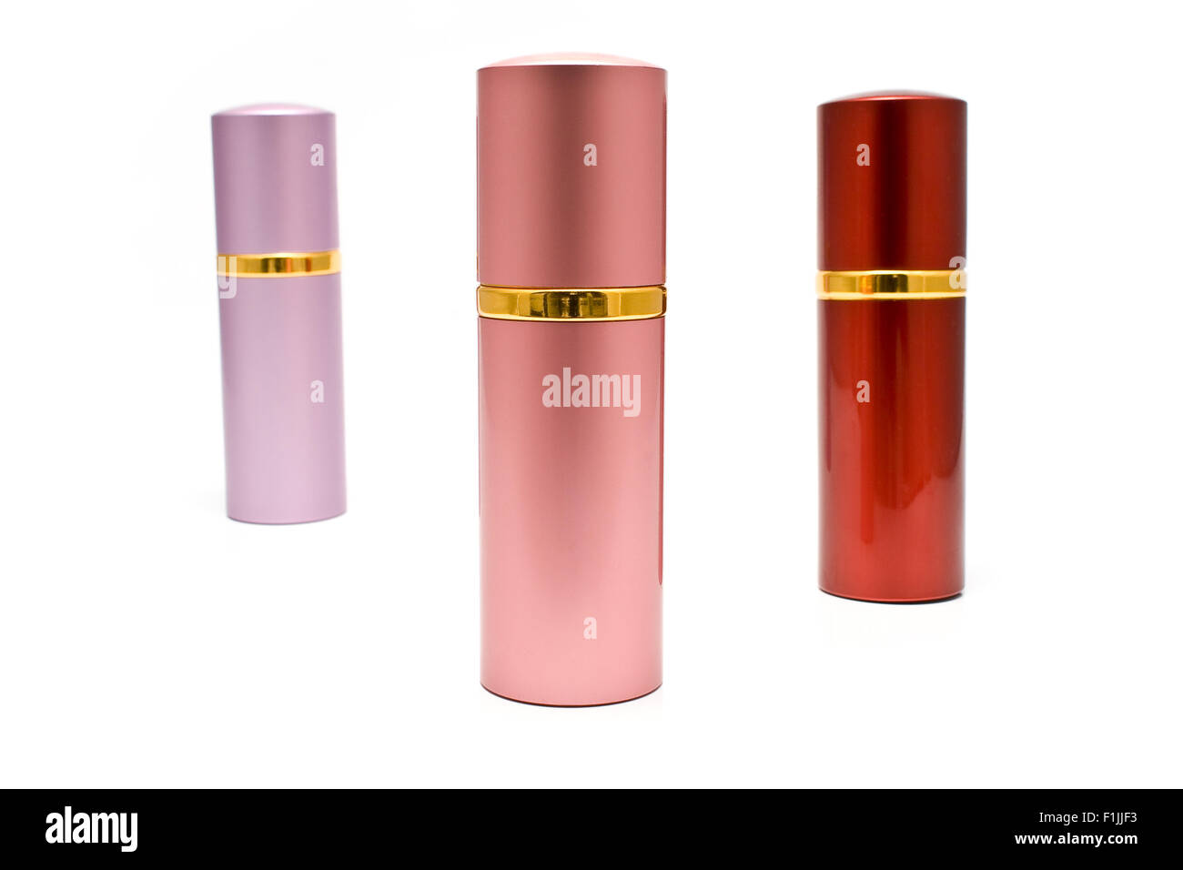 Drei bunte Spraydosen isoliert auf weiss Stockfoto
