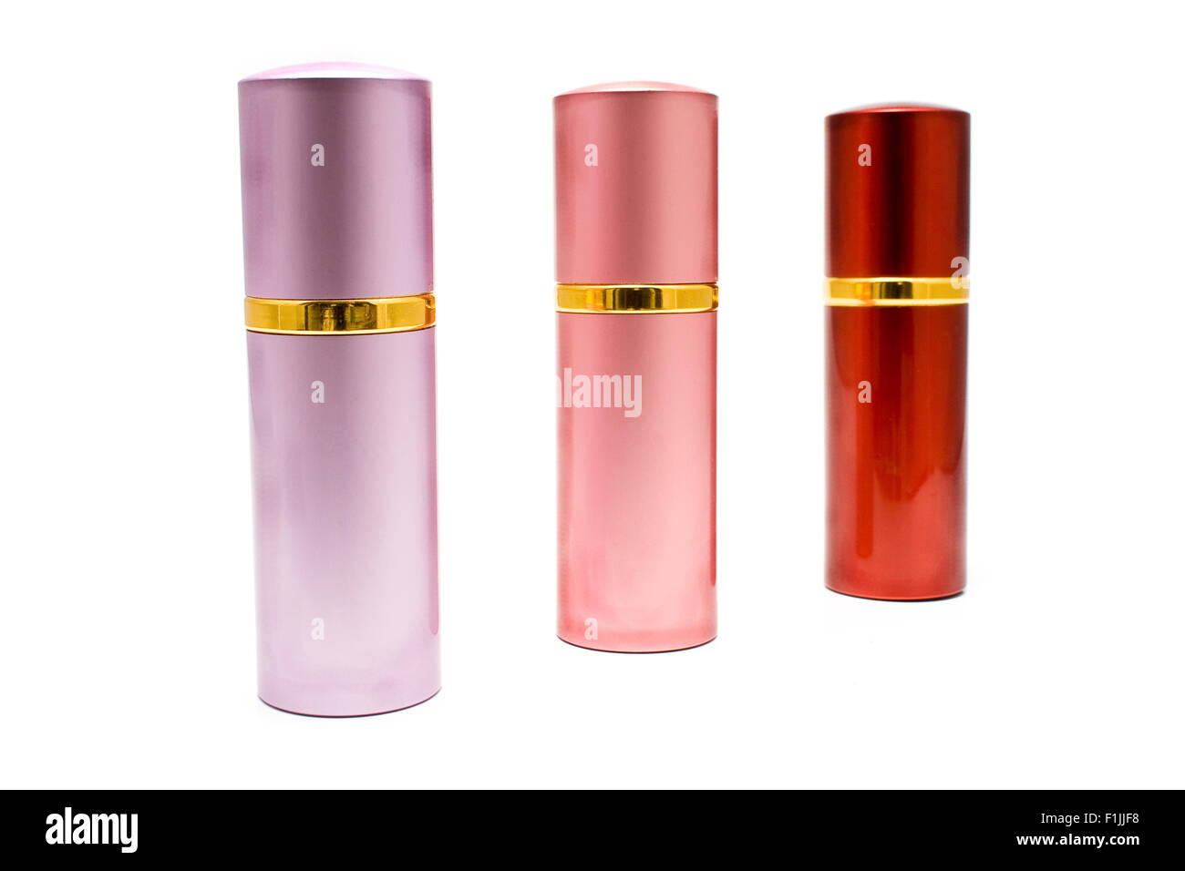 Drei bunte Spraydosen isoliert auf weiss Stockfoto