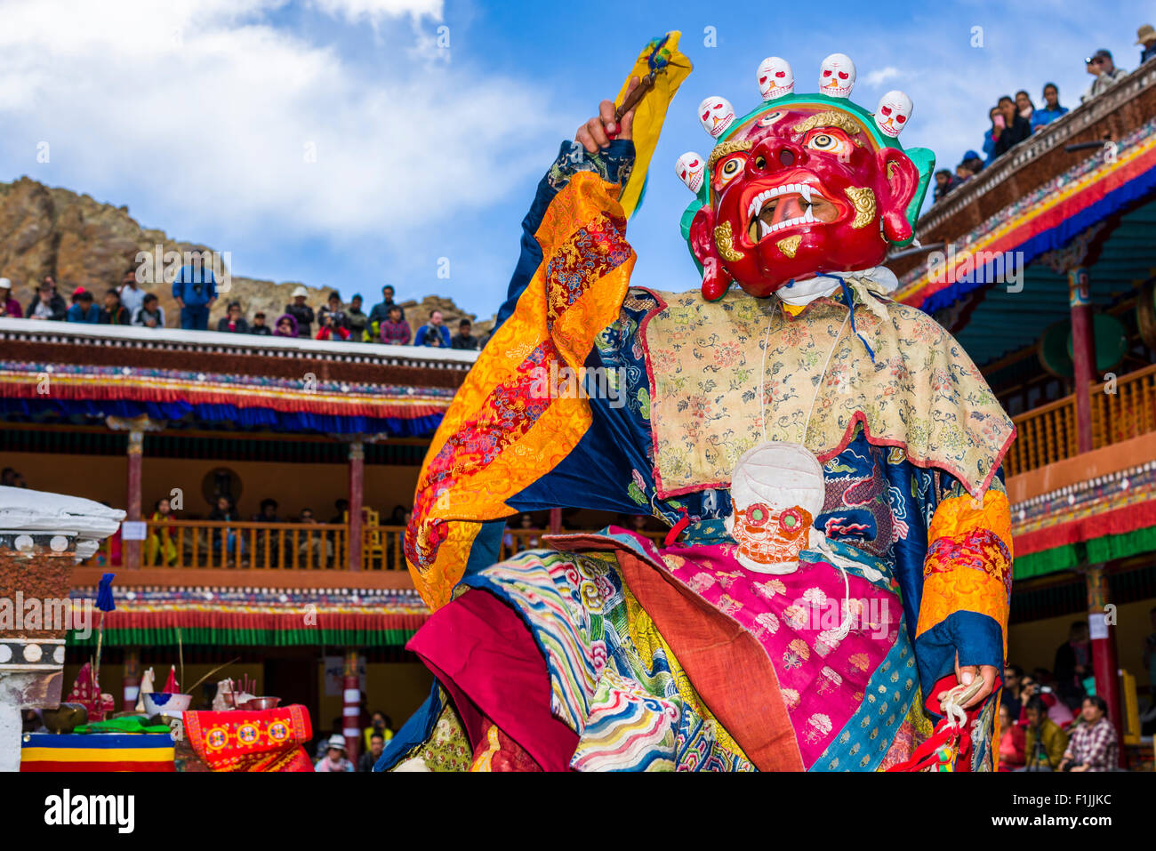 Mönche mit großen Holzmasken und bunten Kostümen sind Ritualtänze Hemis Festival im Hof der Durchführung der Stockfoto