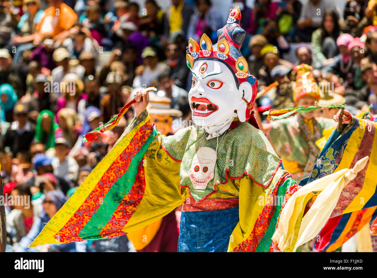 Mönche mit großen Holzmasken und bunten Kostümen sind Ritualtänze Hemis Festival im Hof der Durchführung der Stockfoto