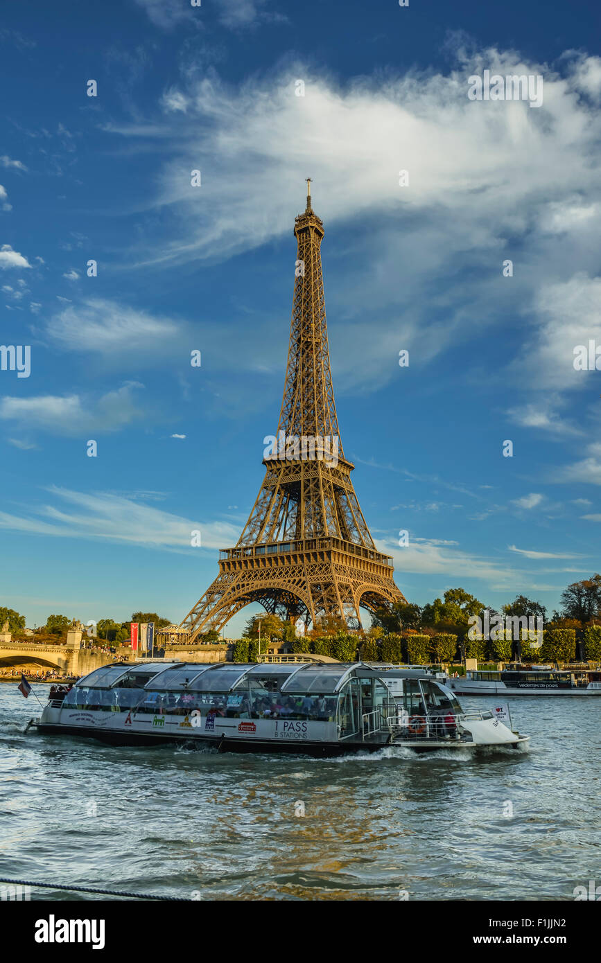 Eiffelturm mit Passagier Fähre Bateaux Mouches auf der Seine, Paris, Frankreich Stockfoto