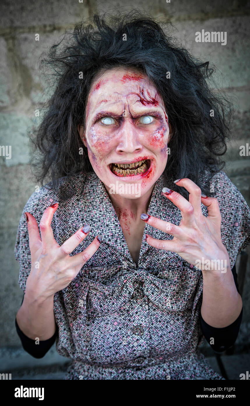 Verrückt und hungrigen Zombie, Dreharbeiten, Szene aus Zombie-Komödie Kurzfilm Gehirn einfrieren Stockfoto