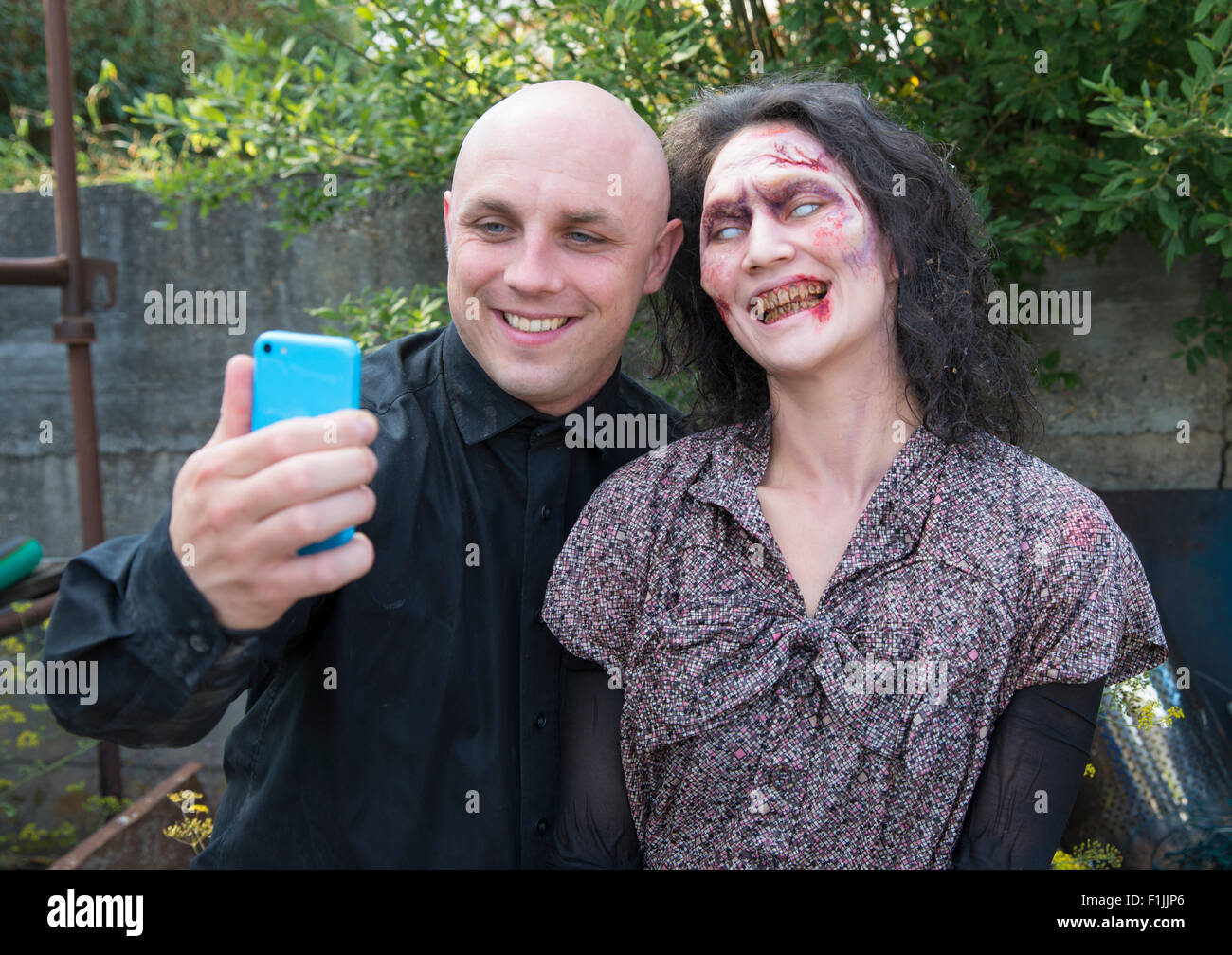 Aber zuerst möchte ich ein Selfie, lustige Szene am Set von Brain Freeze, Schauspielerin Agnes Decker als Zombie Zombiefilm Stockfoto