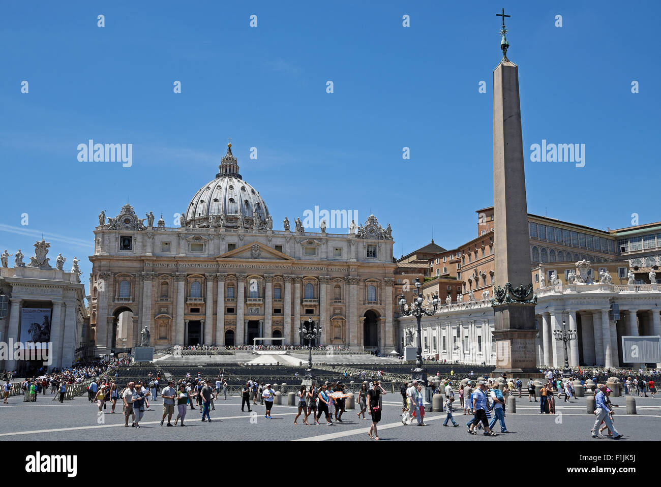 Touristen vor der Basilica di San Pietro, St. Peter &#39; s Piazza di San Pietro, Basilika St. Peter &#39; s Square, Vatikan Stockfoto