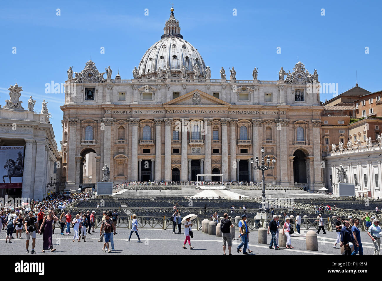 Touristen vor der Basilica di San Pietro, St. Peter &#39; s Piazza di San Pietro, Basilika St. Peter &#39; s Square, Vatikan Stockfoto