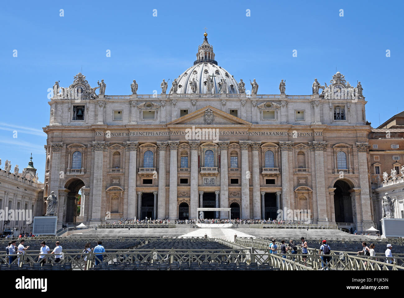 Touristen vor der Basilica di San Pietro, St. Peter &#39; s Piazza di San Pietro, Basilika St. Peter &#39; s Square, Vatikan Stockfoto
