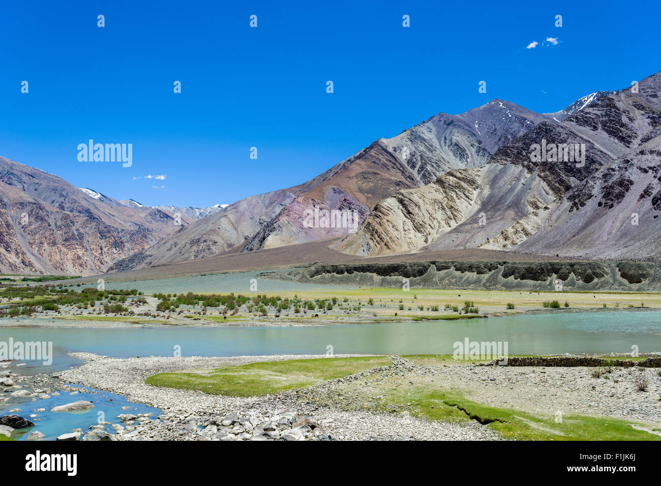 Bunten Felsformationen entlang des Flusses Indus, Changtang Bereich, Chumatang, Jammu und Kaschmir, Indien Stockfoto