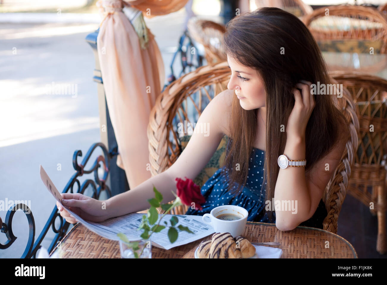 Junge schöne Frau Zeitung eine im Café Stockfoto