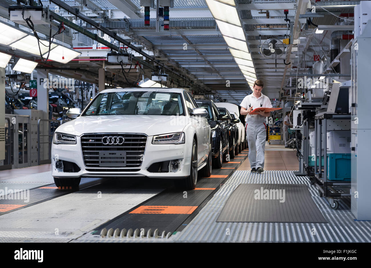 Mitarbeiter der Audi AG die Durchführung der ersten Ausführung eines montierten A8 Limousine, Fließband, Audi Werk in Neckarsulm Stockfoto