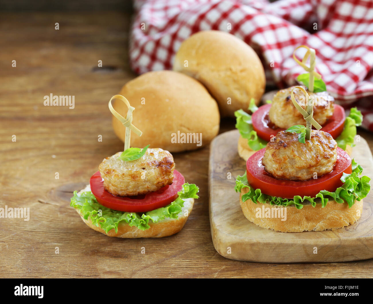 Vorspeise-Mini-Burger mit Tomaten, Salat und Fleisch Kugeln Stockfoto