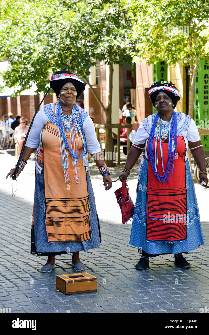 Xhosa Stammes Tänzerinnen, Greenmarket Square, Central Business District, Cape Town, Western Cape Provinz, Republik Südafrika Stockfoto