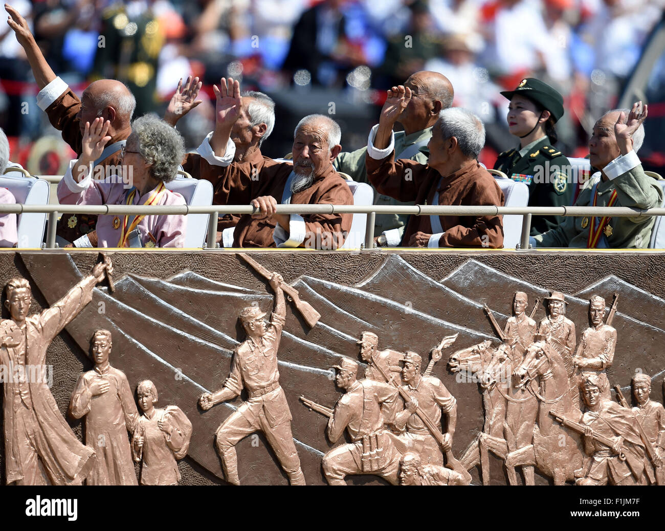 Peking, China. 3. Sep 2015. Vertreter, die Unterstützung der Front in das chinesische Volk Krieg der Widerstand gegen die japanische Aggression teilnehmen eine Parade in Peking, Hauptstadt von China, 3. September 2015. China am Donnerstag statt Gedenken Aktivitäten, einschließlich einer großen Militärparade anlässlich der 70. Jahrestag des Sieges von dem chinesischen Volk Krieg des Widerstands gegen die japanische Aggression und den antifaschistischen Krieg. Bildnachweis: Zhang Ling/Xinhua/Alamy Live-Nachrichten Stockfoto