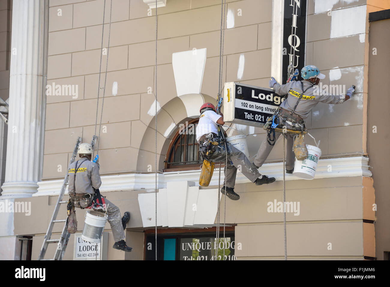 Maler renoviert Fassade, Long Street, Kapstadt, Westkap, Südafrika Stockfoto