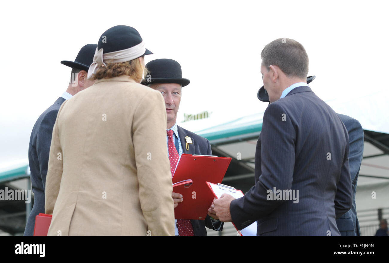 Stamford, UK. 2. September 2015. Land Rover Burghley Horse Trials 2015, Stamford England. Grand Jury während der ersten Inspektion Credit: Julie Badrick/Alamy Live-Nachrichten Stockfoto