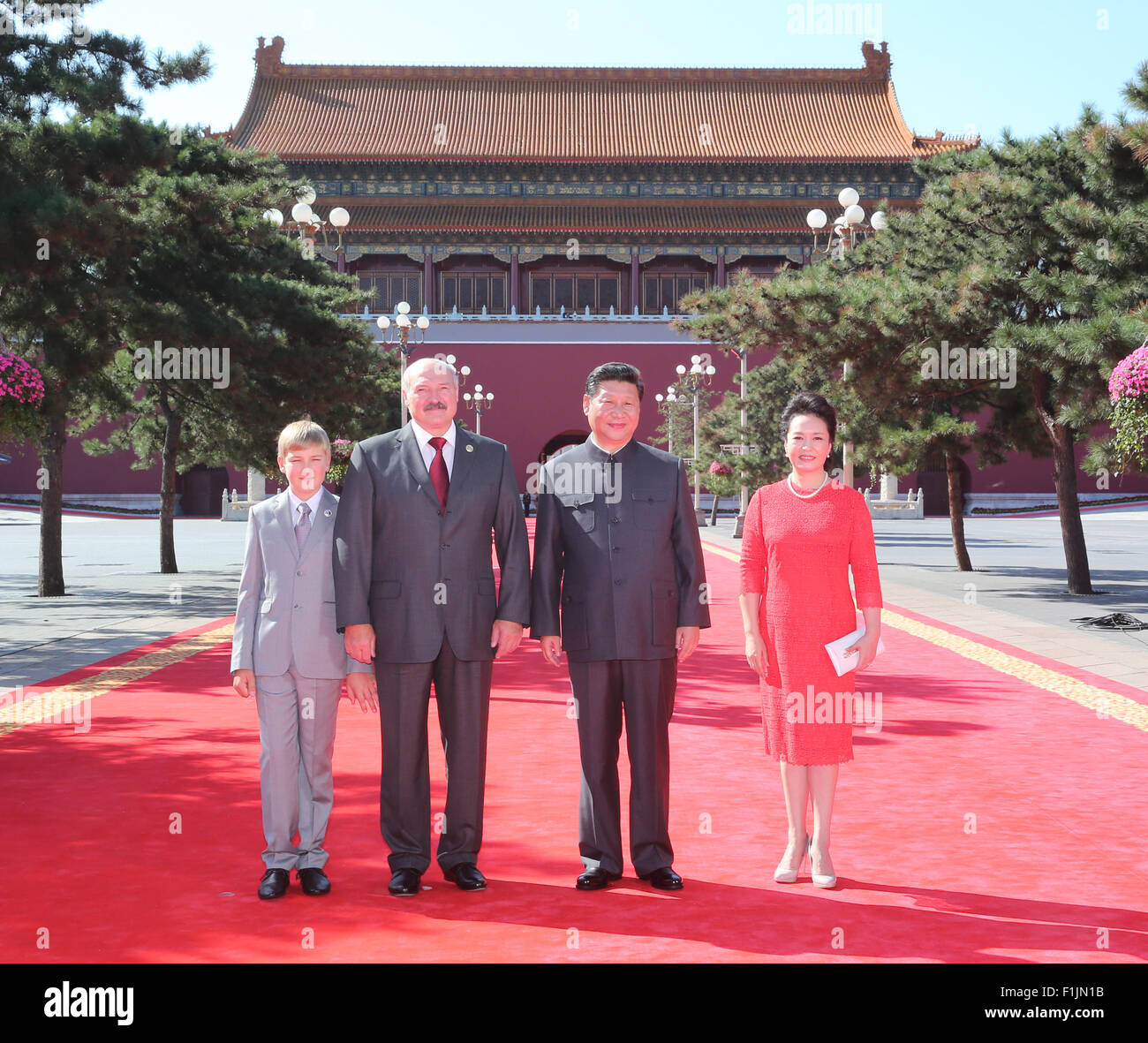 Peking, China. 3. Sep 2015. Chinesischen Staatspräsidenten Xi Jinping (2. R) und seine Frau Peng Liyuan (1. R) posieren für ein Gruppenfoto mit der belarussische Präsident Alexander Lukashenko (2 L) und sein Sohn vor der Aktivitäten zum Gedenken des 70. Jahrestages der das chinesische Volk Krieg des Widerstands gegen die japanische Aggression und antifaschistischen Weltkrieg in Peking, Hauptstadt von China, 3. September 2015. © Ding Lin/Xinhua/Alamy Live-Nachrichten Stockfoto
