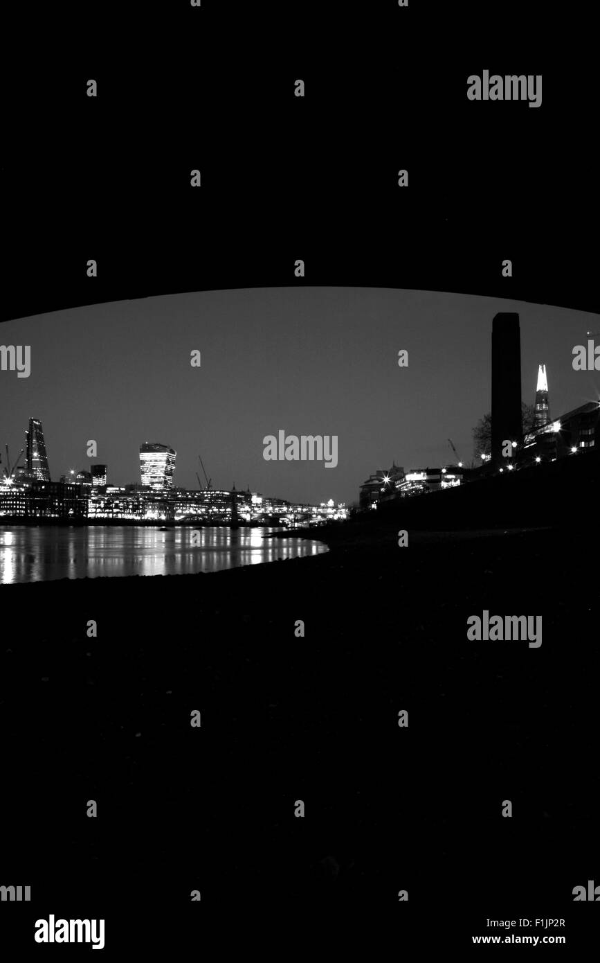 Zeigen Sie auf der Themse in Bankside, Tate Modern, Shard, Millennium Bridge und der City of London, London, UK an Stockfoto