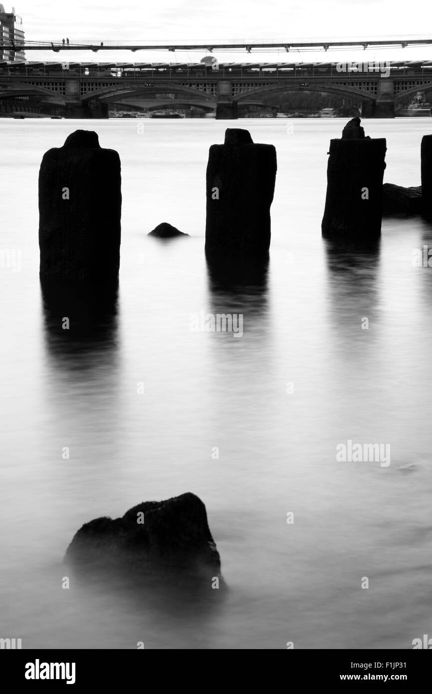 Blick auf die Themse, Millennium Bridge, City of London, UK Stockfoto