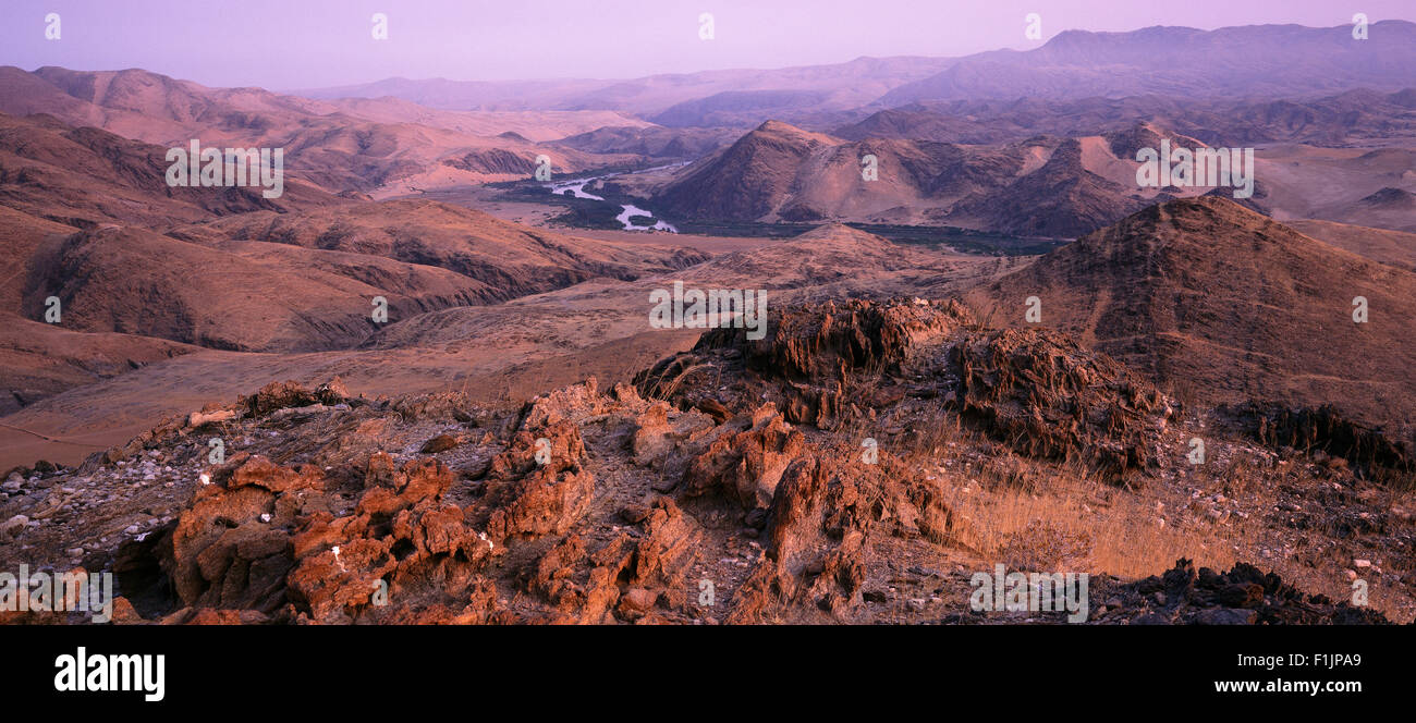 Überblick über Landschaft und Kunene Fluss, Angola und Namibia, Afrika-Grenze Stockfoto
