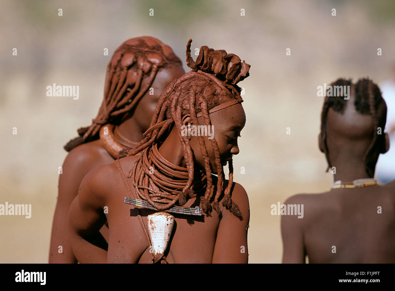 Himbas im Freien, Namibia, Afrika Stockfoto