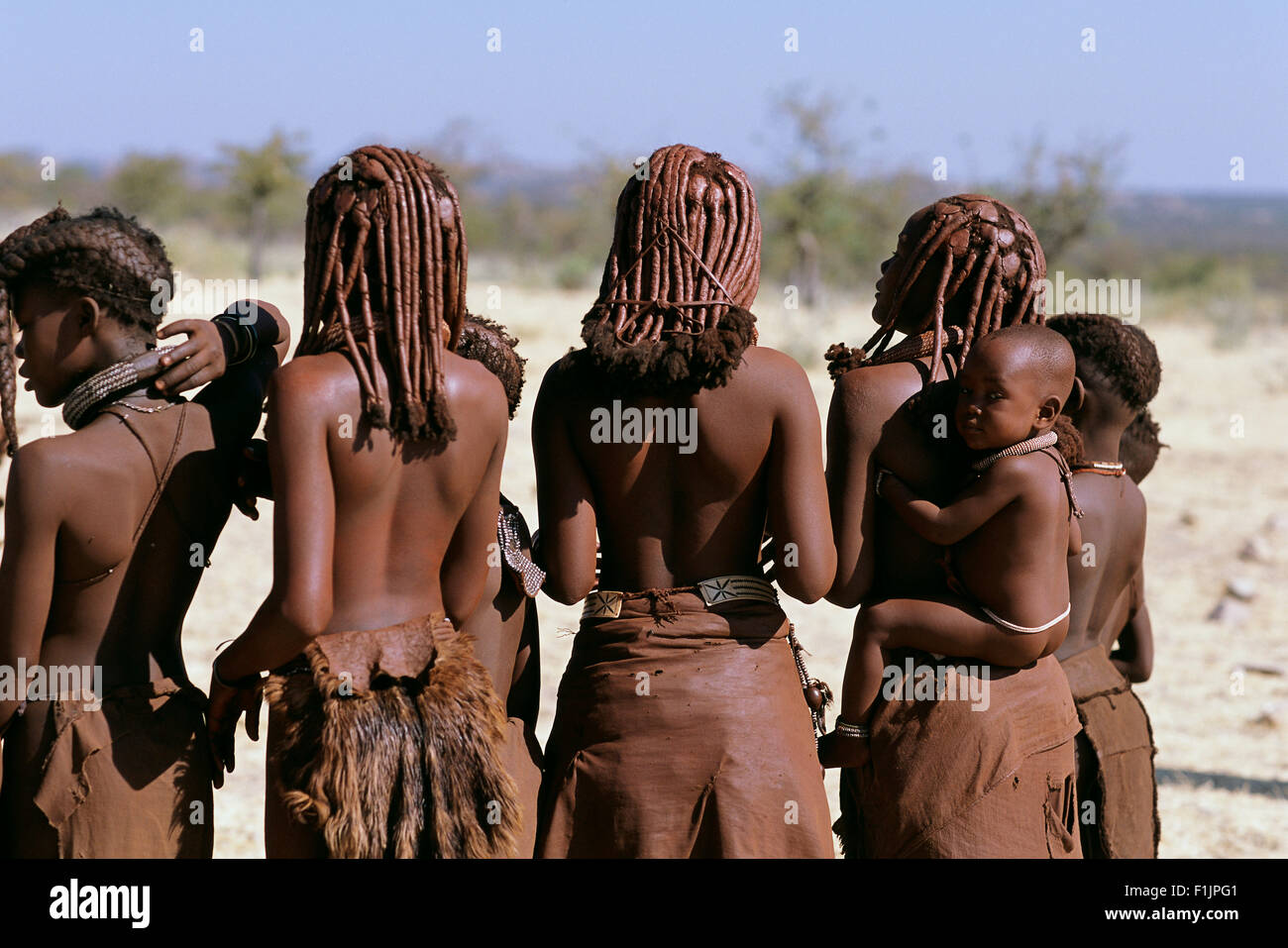 Rückansicht des Himba Stammes stehen im Freien, Namibia, Afrika Stockfoto