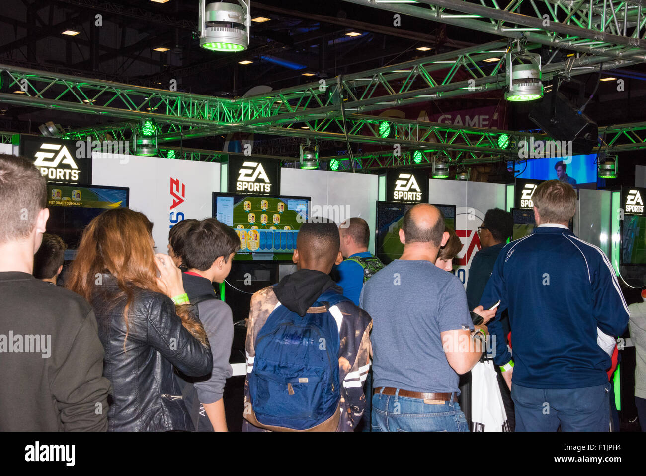 Menschen Schlange, um Fifa 16 spielen vor dem Erscheinungstermin am Insomnia55 die Ricoh Arena Coventry West Midlands UK Stockfoto