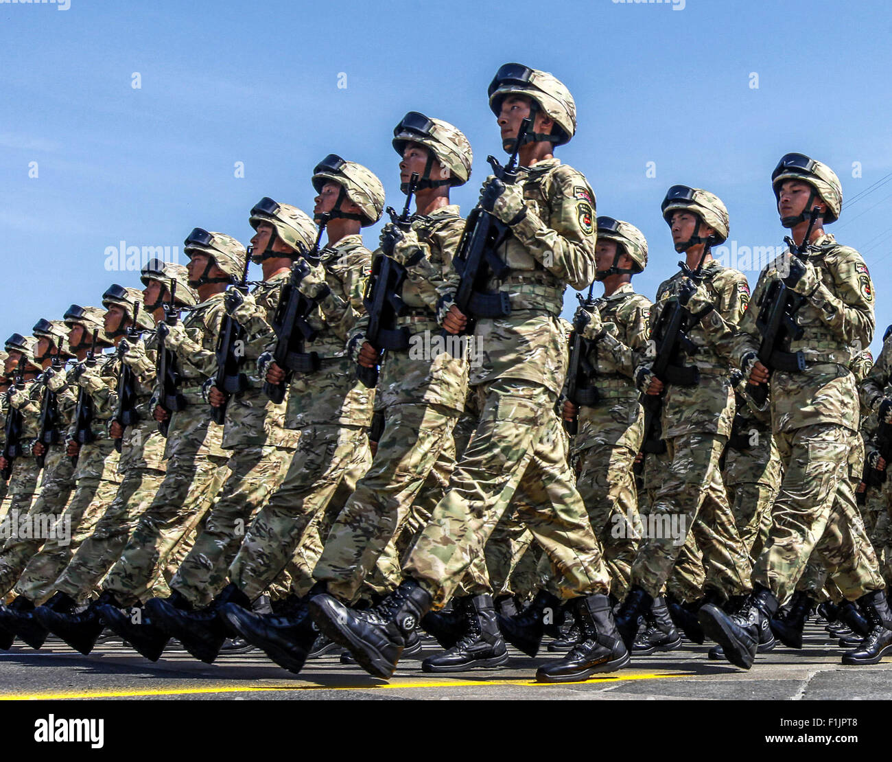 Peking, China. 3. Sep 2015. Die Phalanx zu Ehren "Mount Langyashan fünf Helden" besucht eine Parade in Peking, Hauptstadt von China, 3. September 2015. China am Donnerstag statt Gedenken Aktivitäten, einschließlich einer großen Militärparade anlässlich der 70. Jahrestag des Sieges von dem chinesischen Volk Krieg des Widerstands gegen die japanische Aggression und den antifaschistischen Krieg. Bildnachweis: Shen Bohan/Xinhua/Alamy Live-Nachrichten Stockfoto