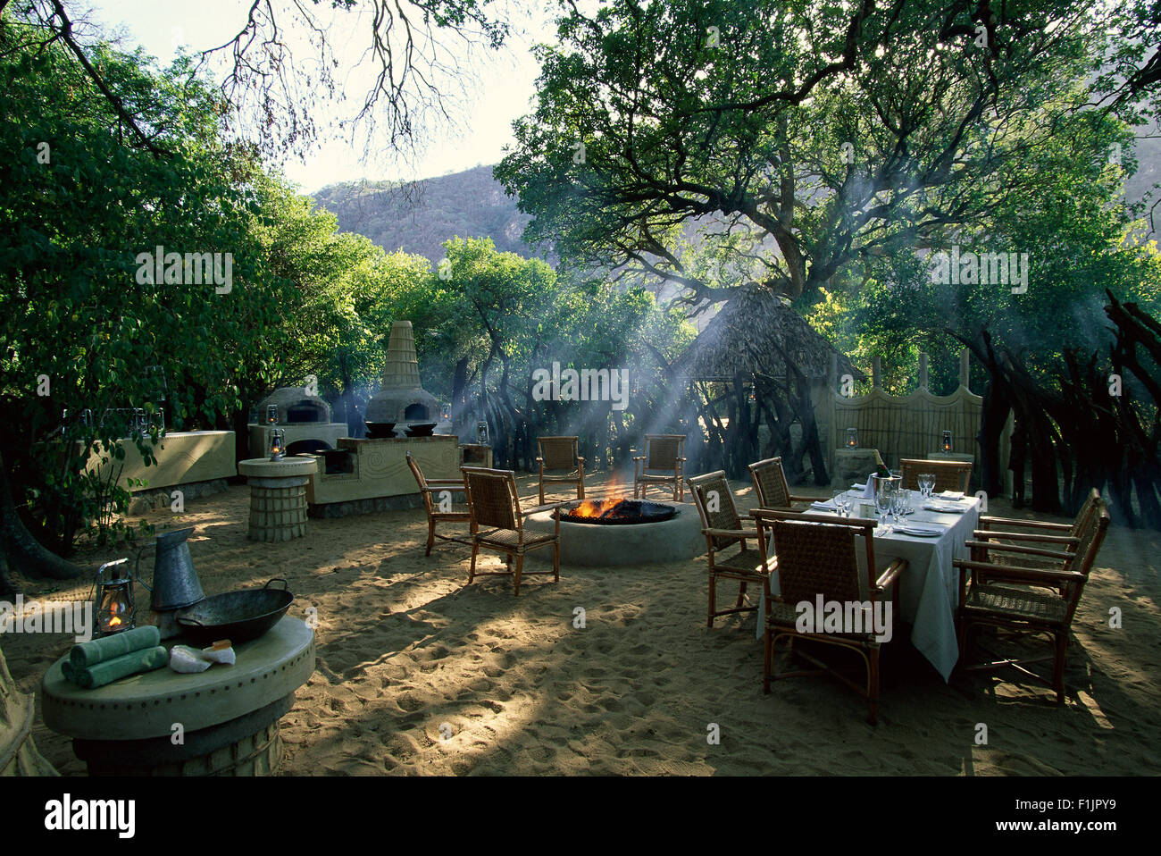 Gastgarten am Lodge Serengeti, Tansania, Afrika Stockfoto