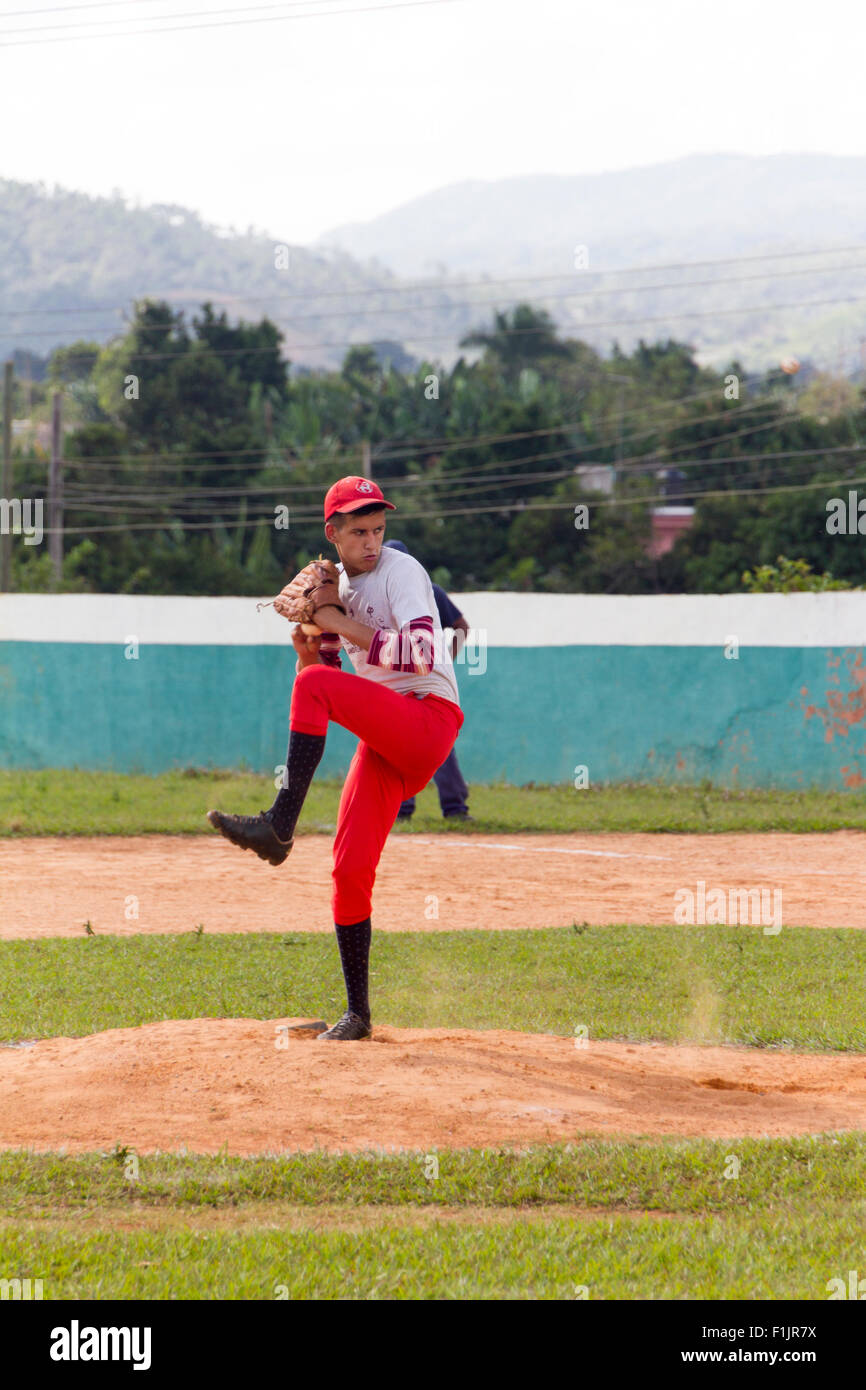 Pitcher im Baseball-Spiel auf das lokale Baseball-Feld in Vinales, Kuba. Stockfoto