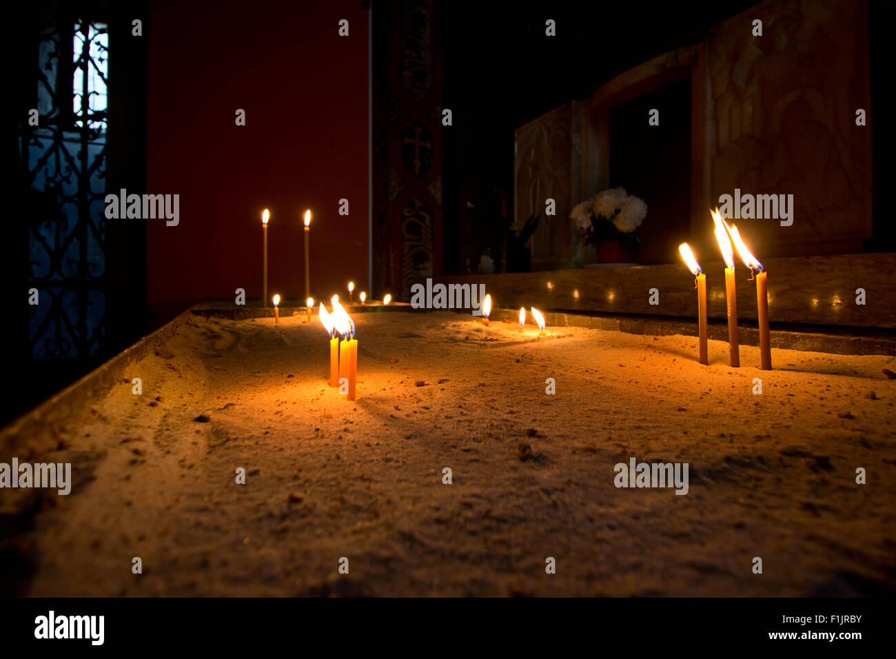 Kerzen in der armenischen Kathedrale Mariä Himmelfahrt Mariens, Lemberg, Ukraine Stockfoto